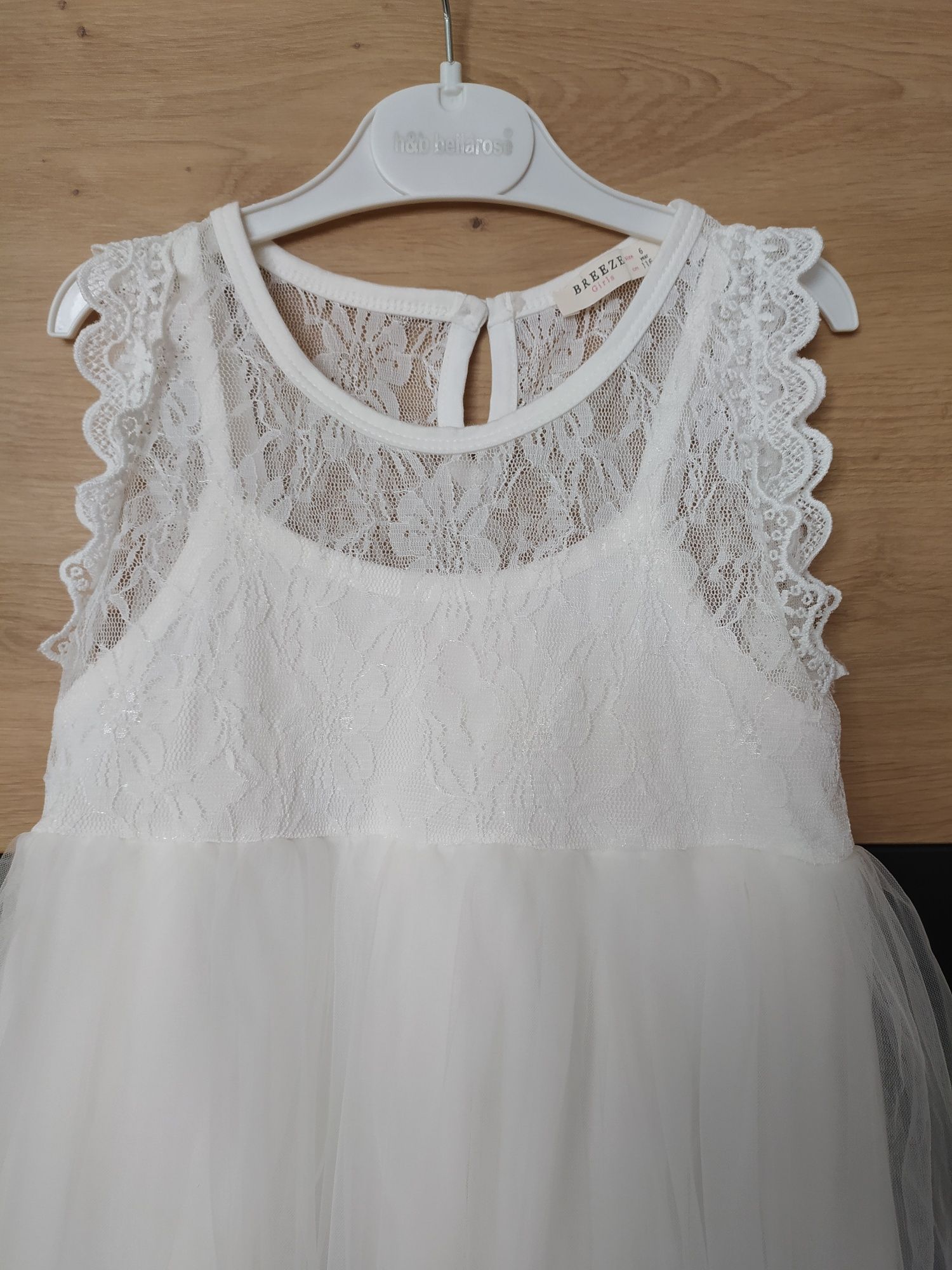 Elegancka koronkowa sukienka dla dziewczynki r 116