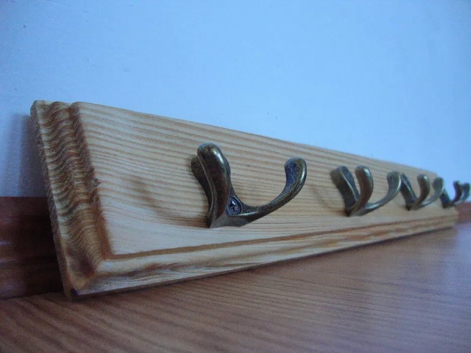 Wieszak na ubrania wiszący, ścienny, drewniany.