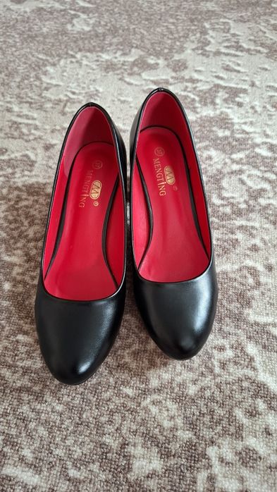 Женские туфли на устойчивом каблуке