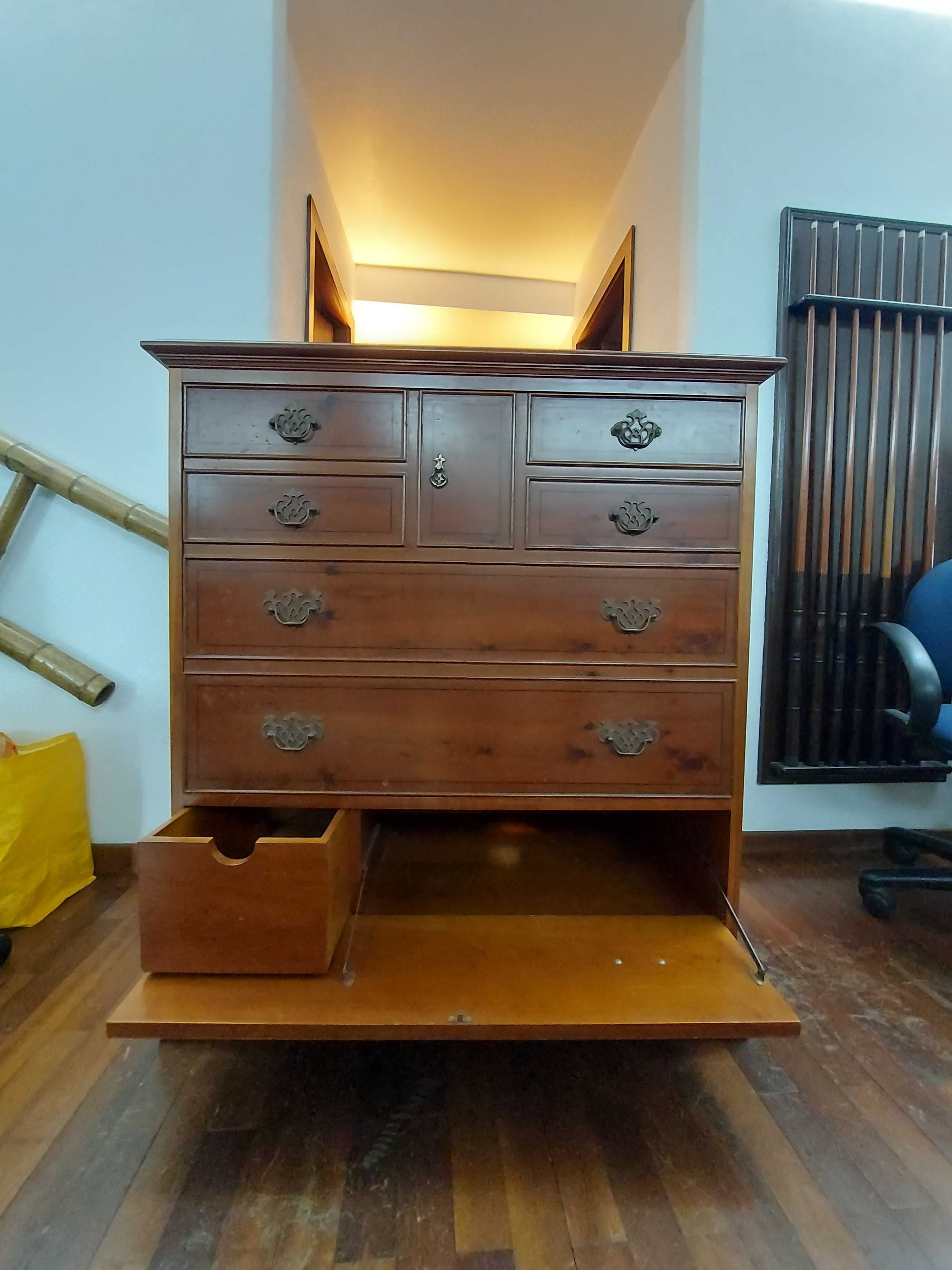 Movel de TV em madeira com 2 portas e arrumação