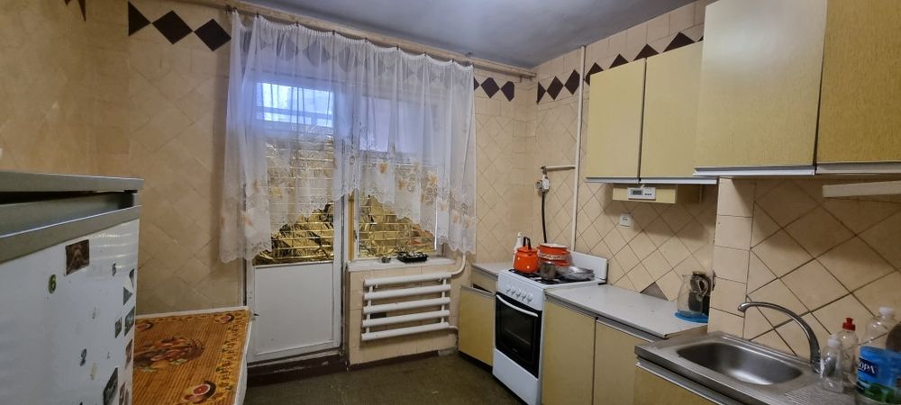 Оренда двокімнатної квартири на Таврійському . Другий поверх .