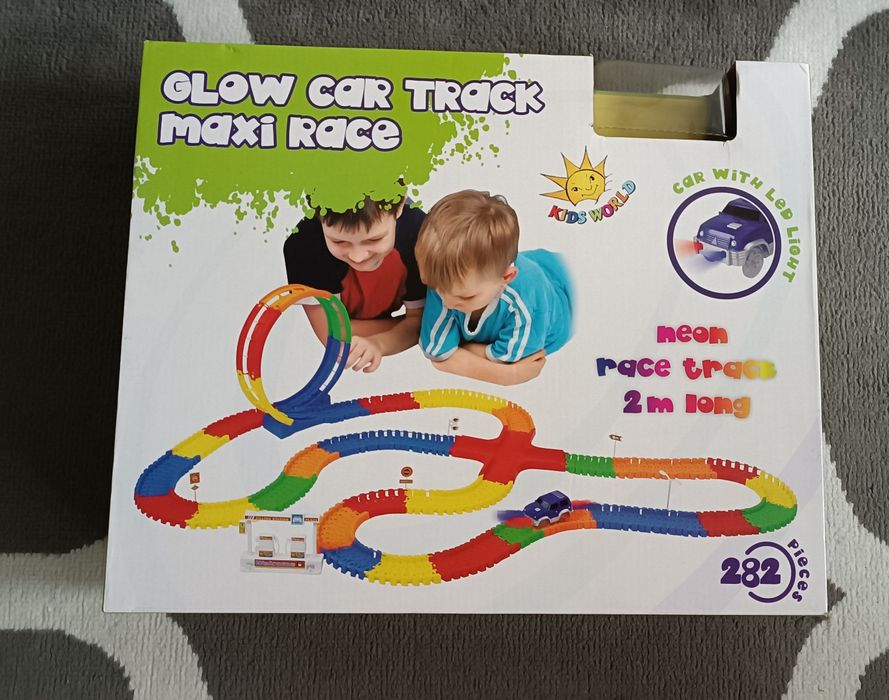 Świecący tor wyścigowy Maxi race z autkiem