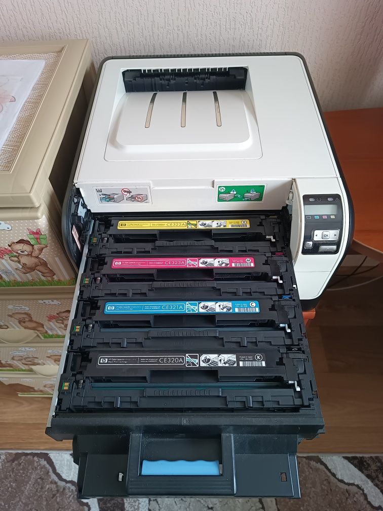 Принтер HP Color LaserJet  CP1525N