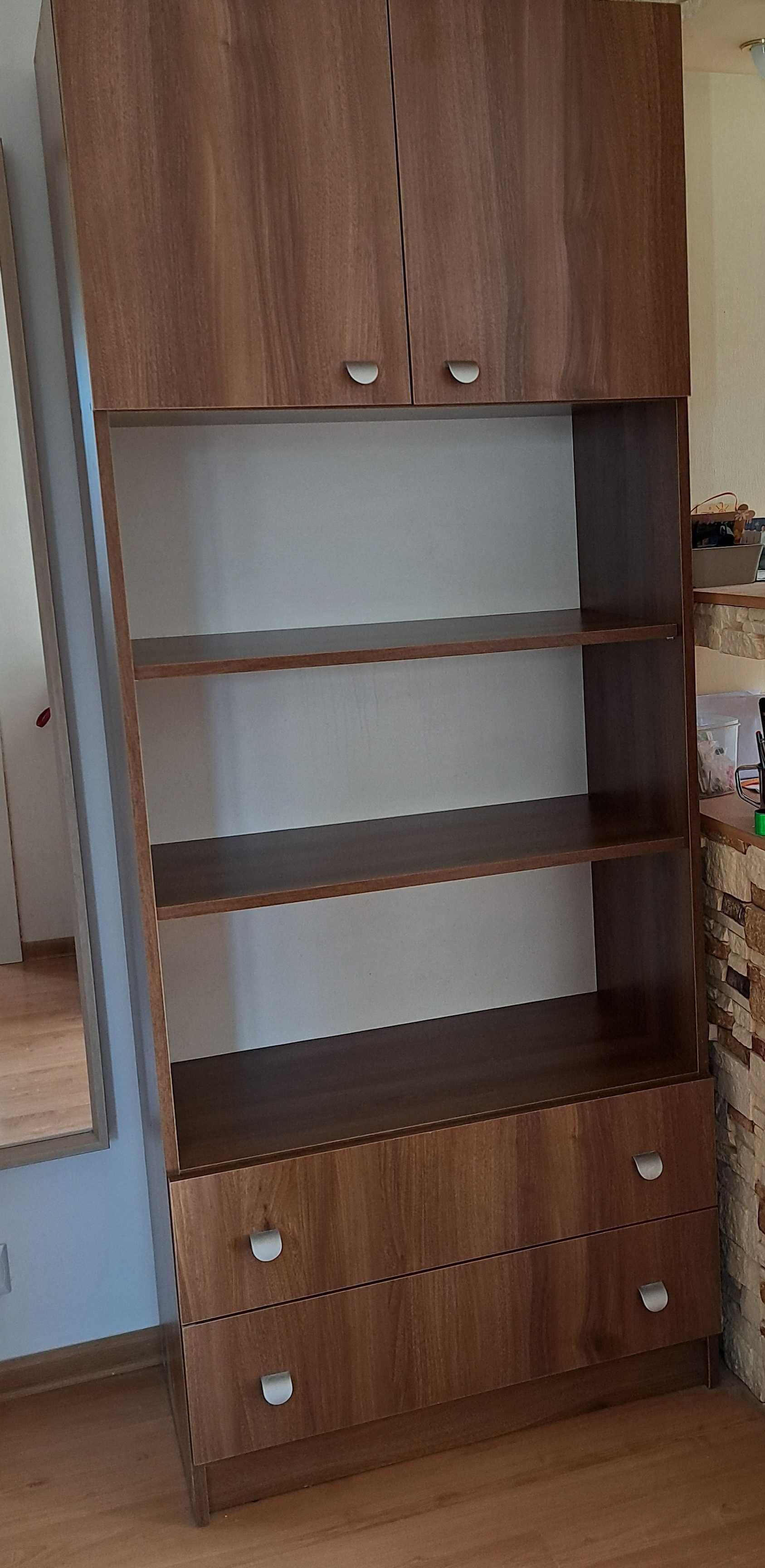 Szafa z półkami i szufladami