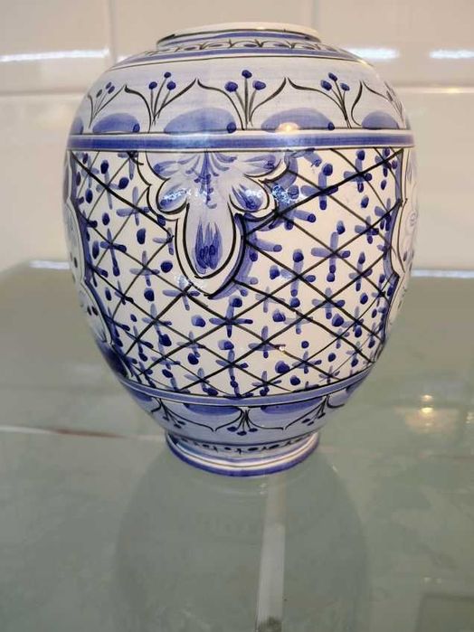 Jarrão porcelana pintado mão em tons azuis.