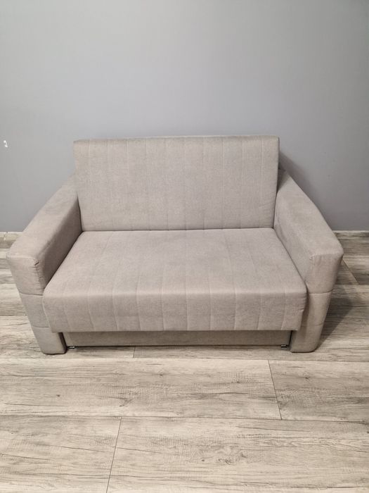 Sofa rozkładana z pojemnikiem na pościel