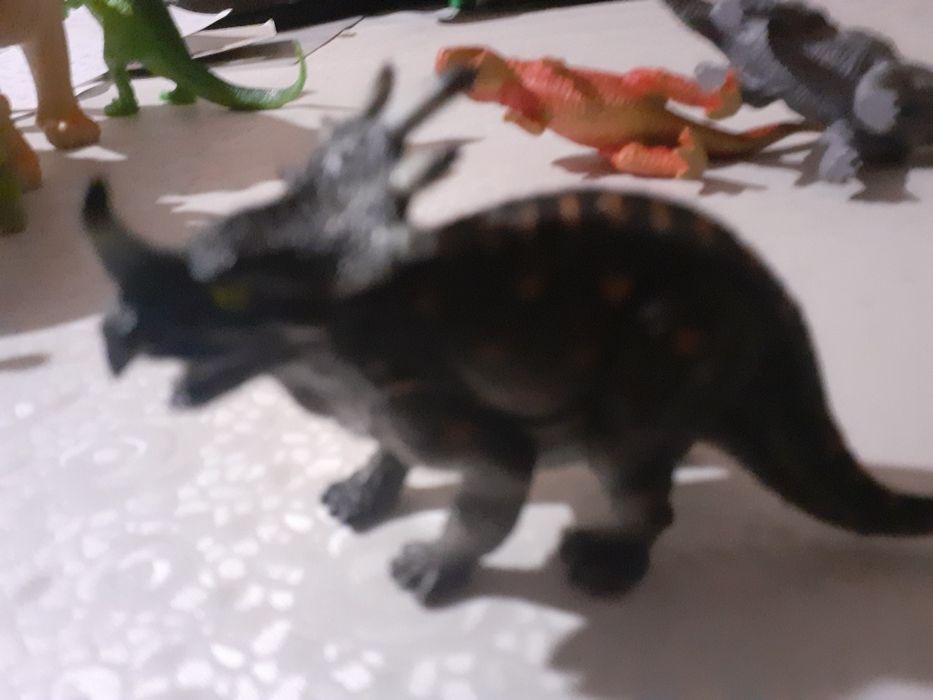 Małe figurki dinozaurów