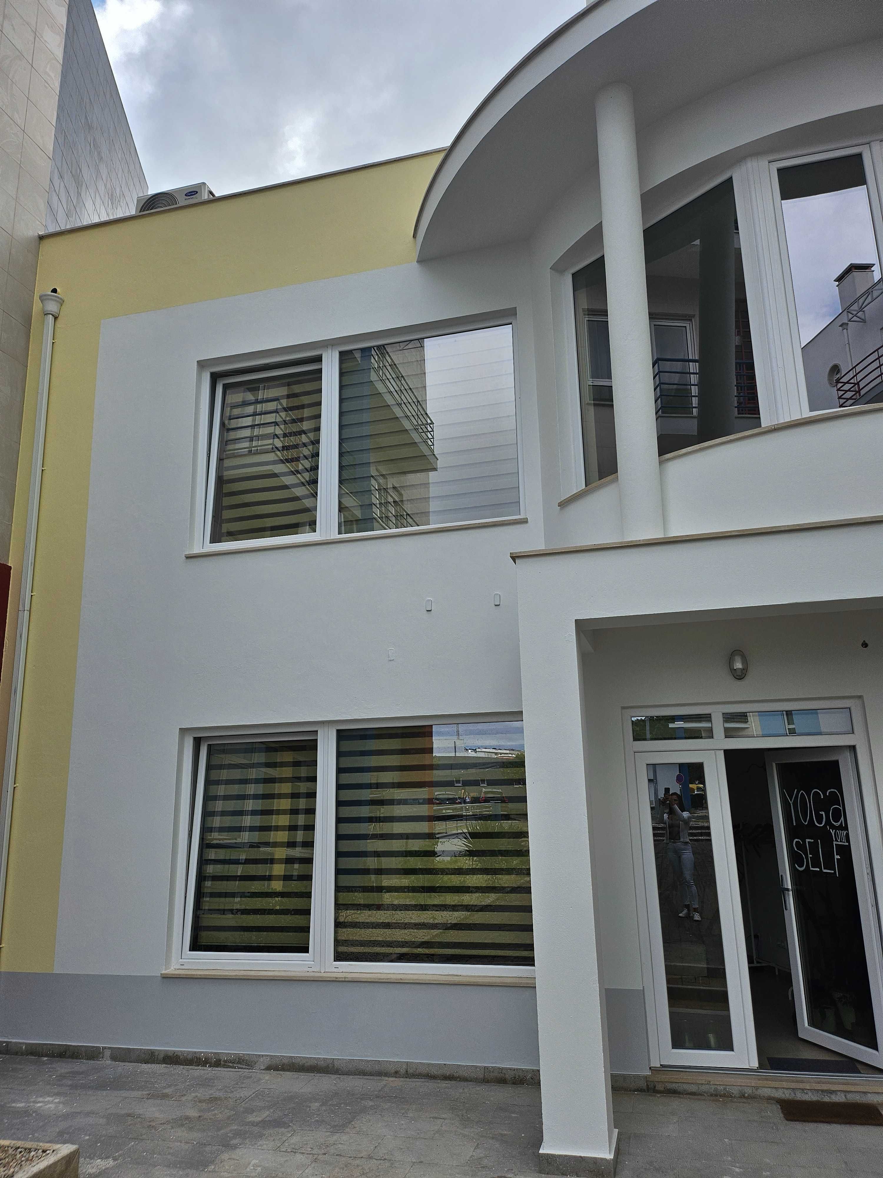 Espaço comercial com rés do chão e andar para arrendamento.