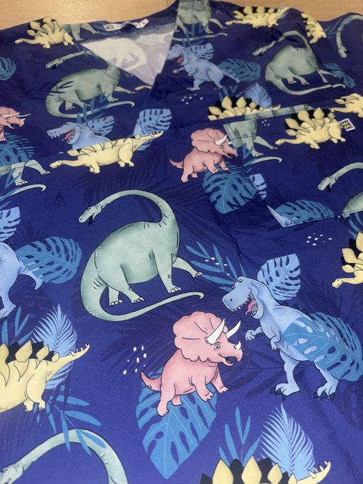 Медична сорочка чоловіча з дитячими візерунками «Динозаври»