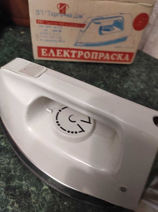 Новый утюг с терморегулятором  в коробке