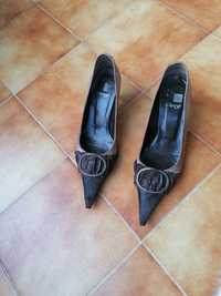 Sapatos de senhora bicudos cor castanha.