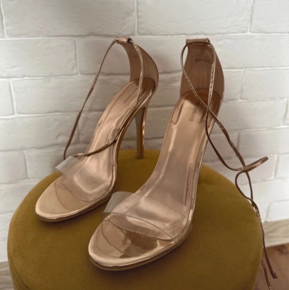 Wiązane buty na obcasie PrettyLittleThing