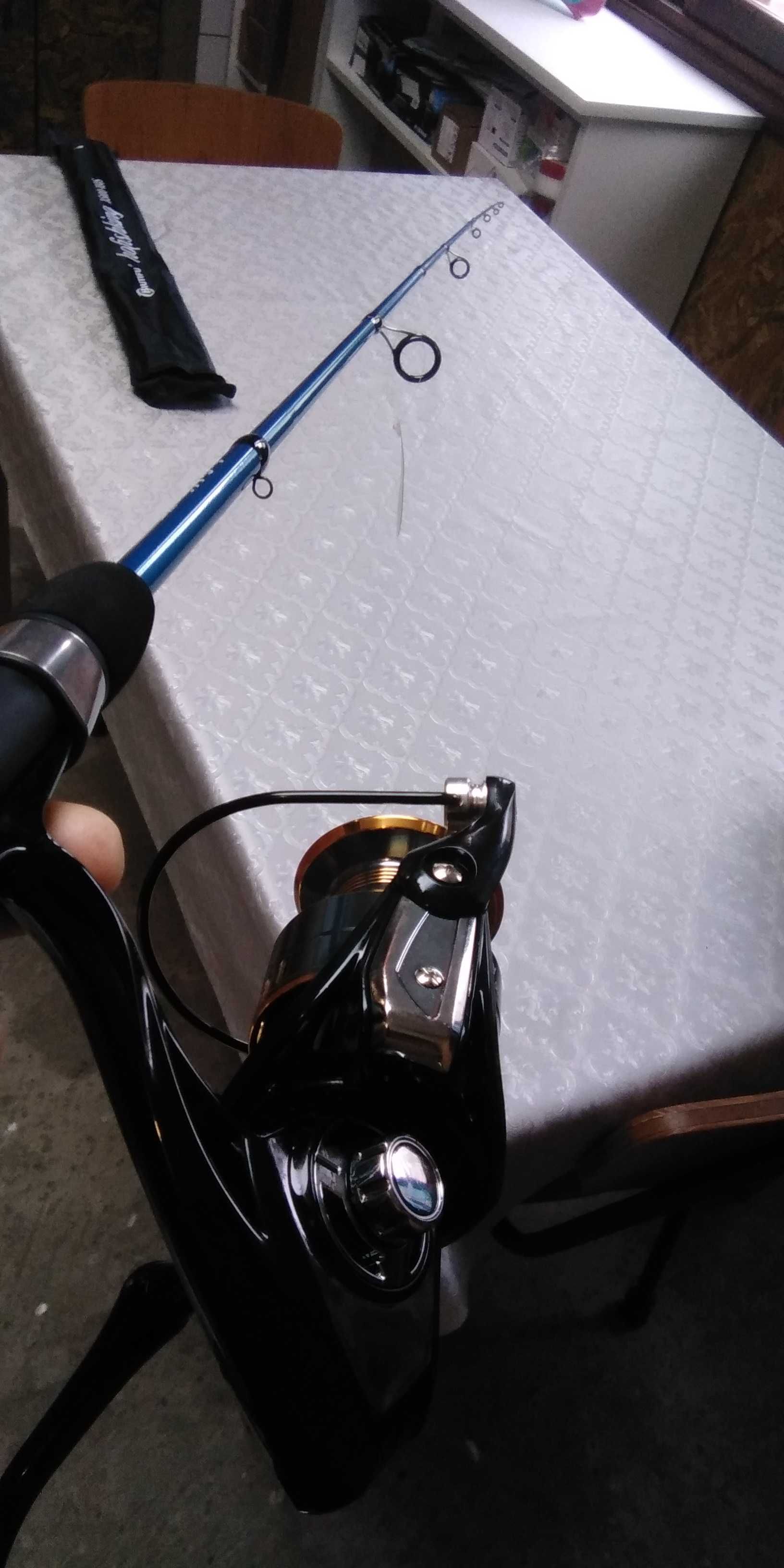 Conjunto de spinning, carreto 7000, 
com cana de 1,80 m,4 secções,