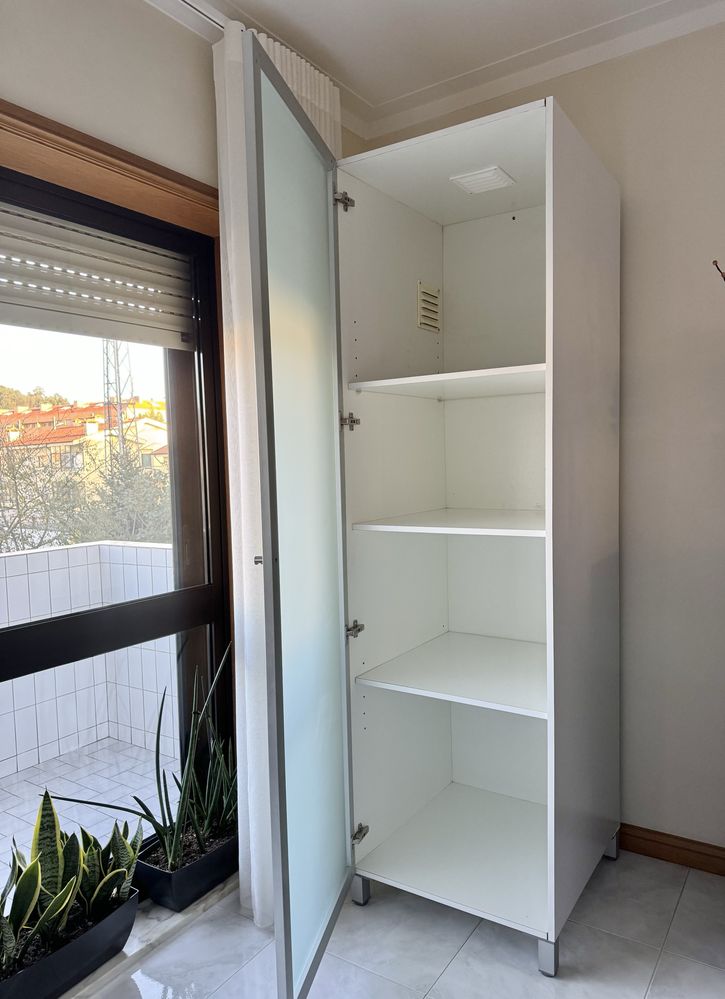 Movél alto em branco, com porta em vidro temperado