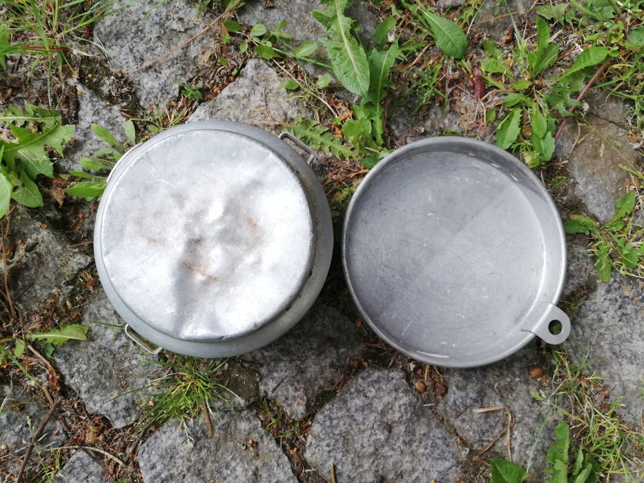 Menażka turystyczna, menażka z uchwytami i pokrywką z sygnaturą