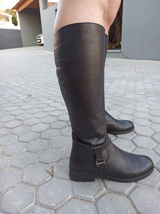Botas pele pretas 37 e castanhas 38