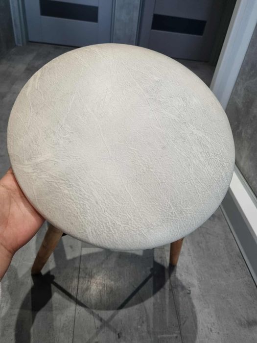 Taboret na drewnianych nogach krzesło
