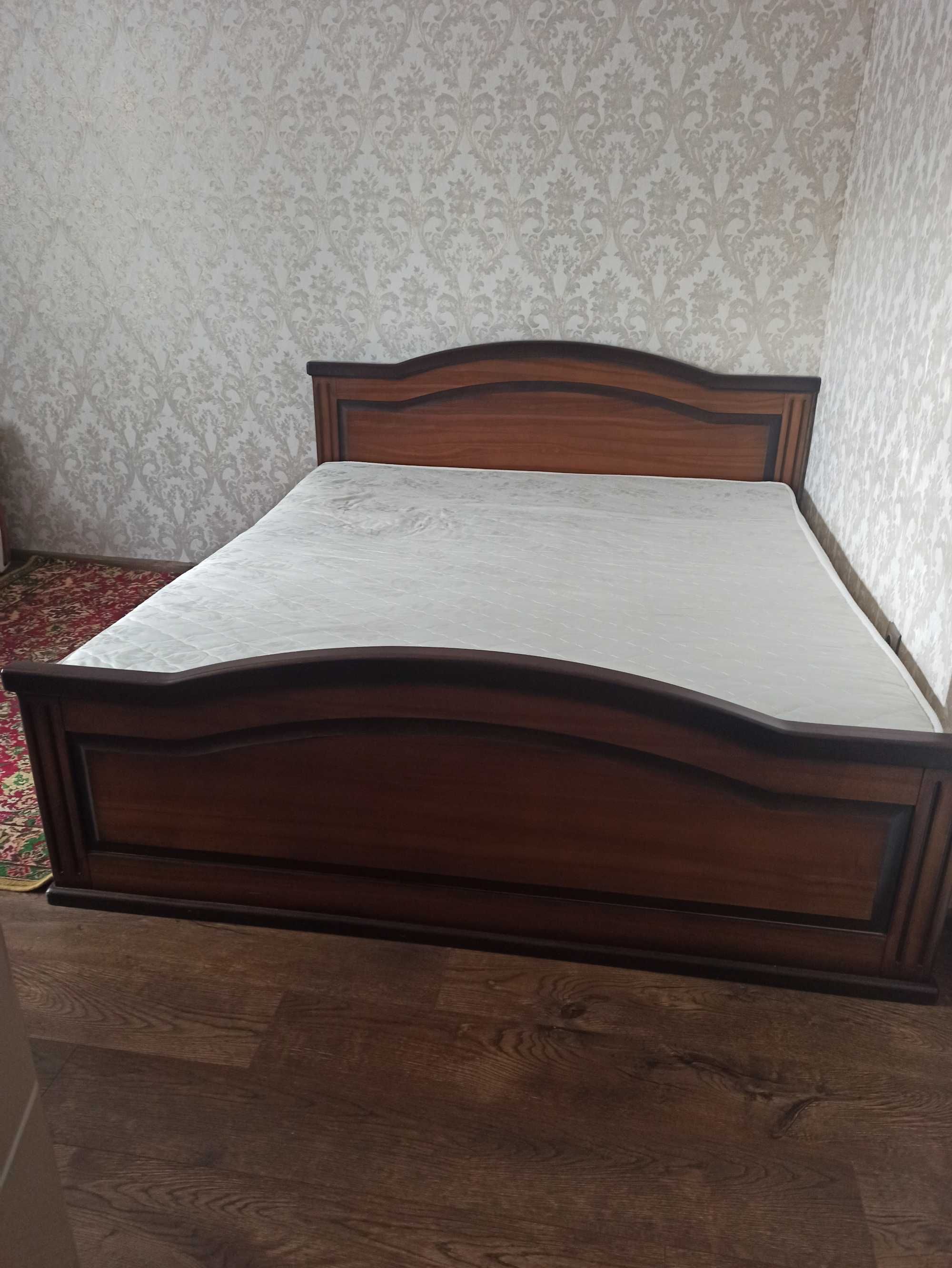 Добротне дерев'яне ліжко