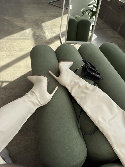 Кремові ботфорти на шпильці, 36 розмір маломірять