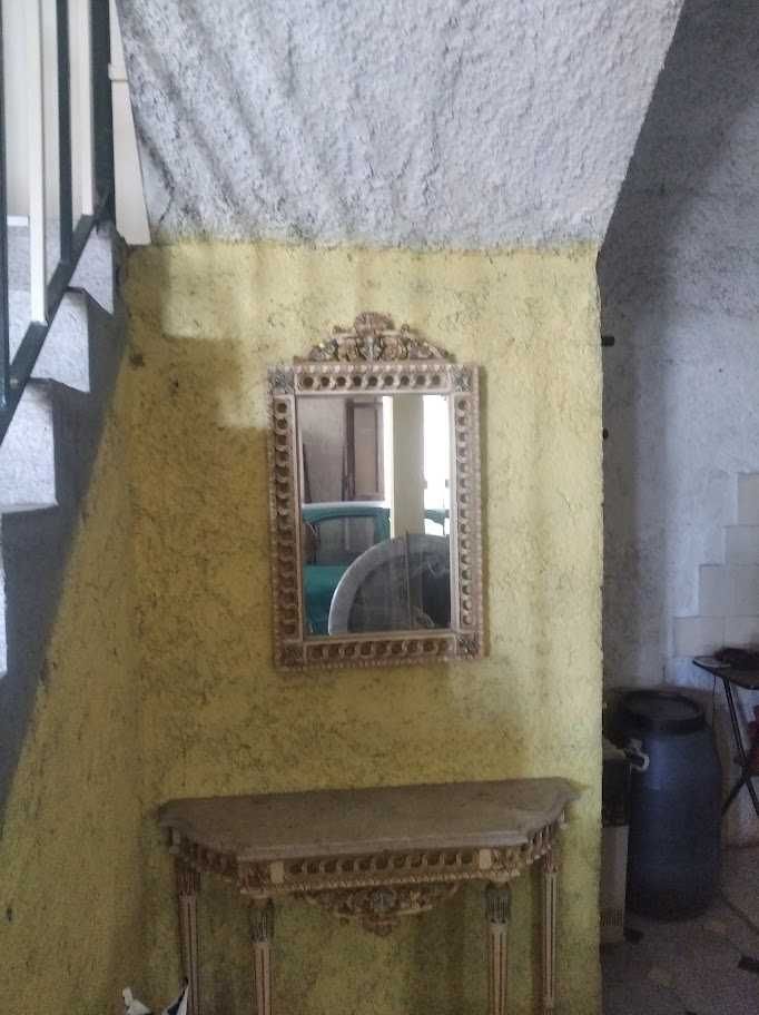 mesa e espelho de hall de entrada