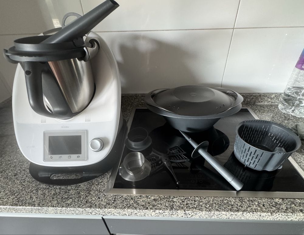 Bimby TM5 com varios acessorios