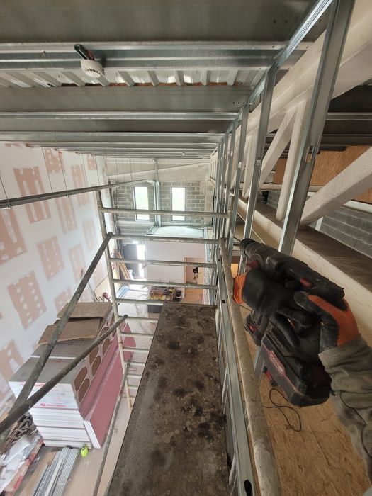 Faço pequeno  trabalho de pladur parte de barar pintura interna lixar