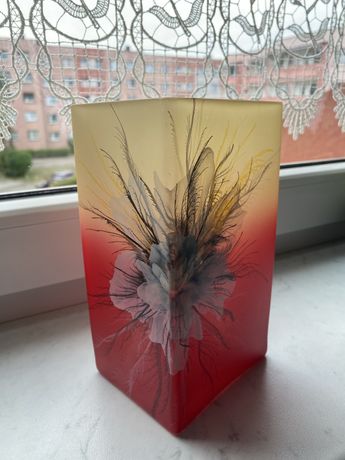 Wazon szklany z motywem kwiatowym