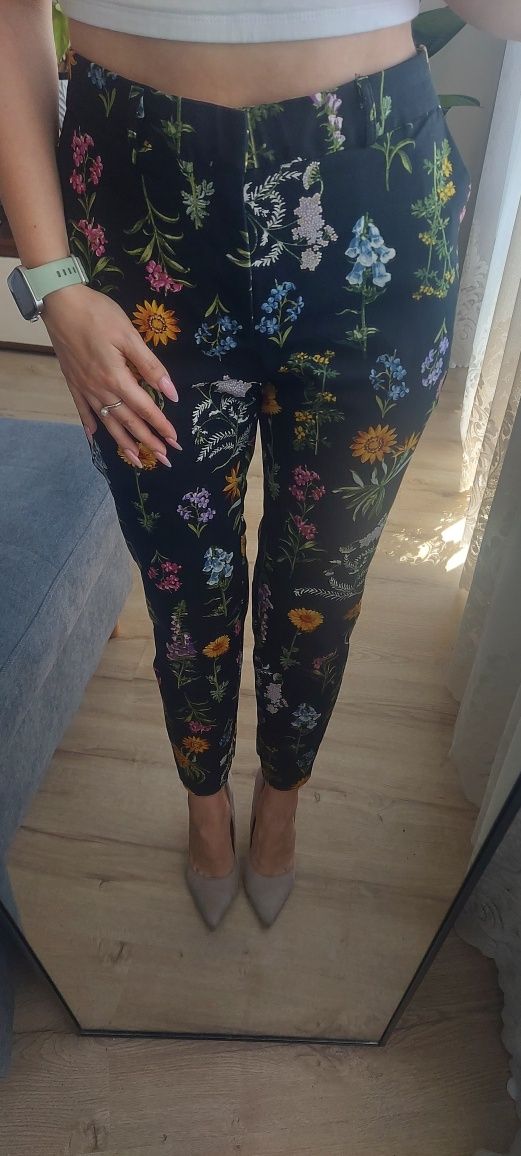 Czarne eleganckie garniturowe spodnie w kwiaty liście Stradivarius 38