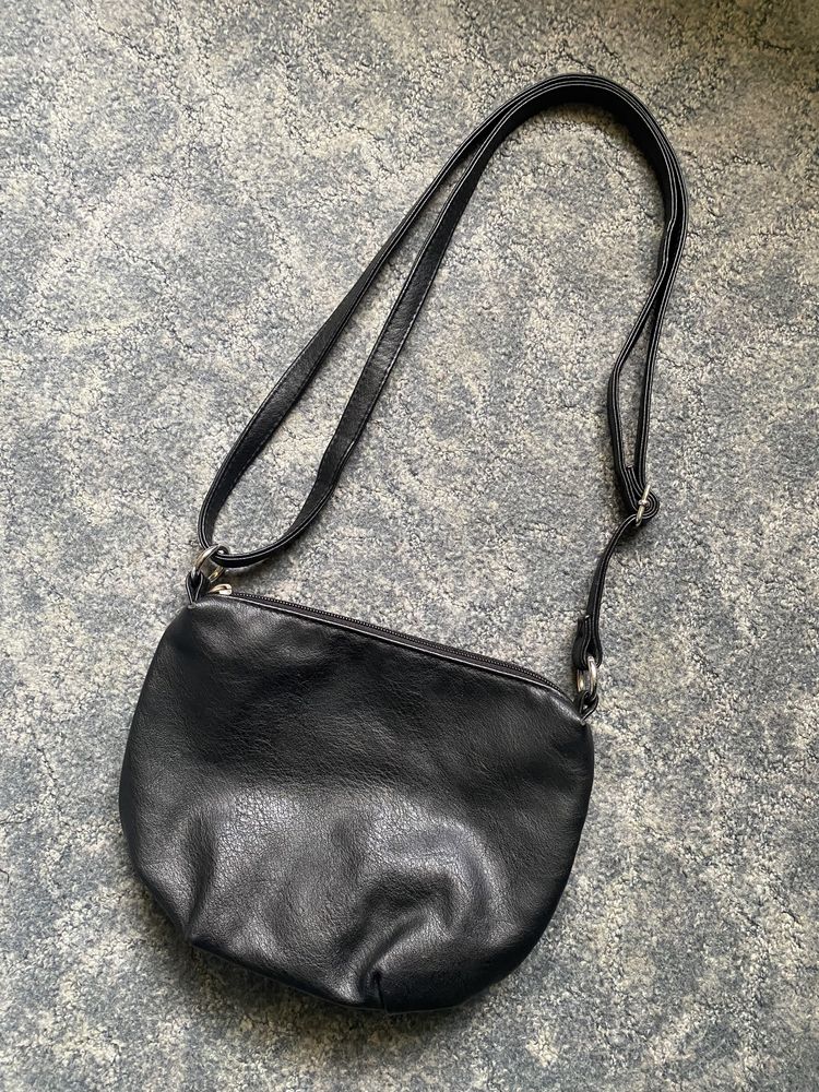 Mała pojemna torebka na ramię klasyczna czarna H&M