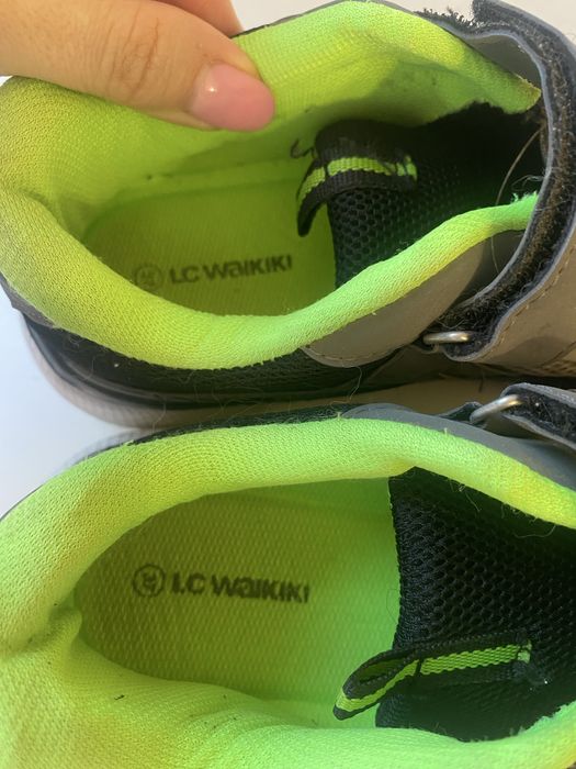 Класні кросівки на хлопця 37 р waikiki