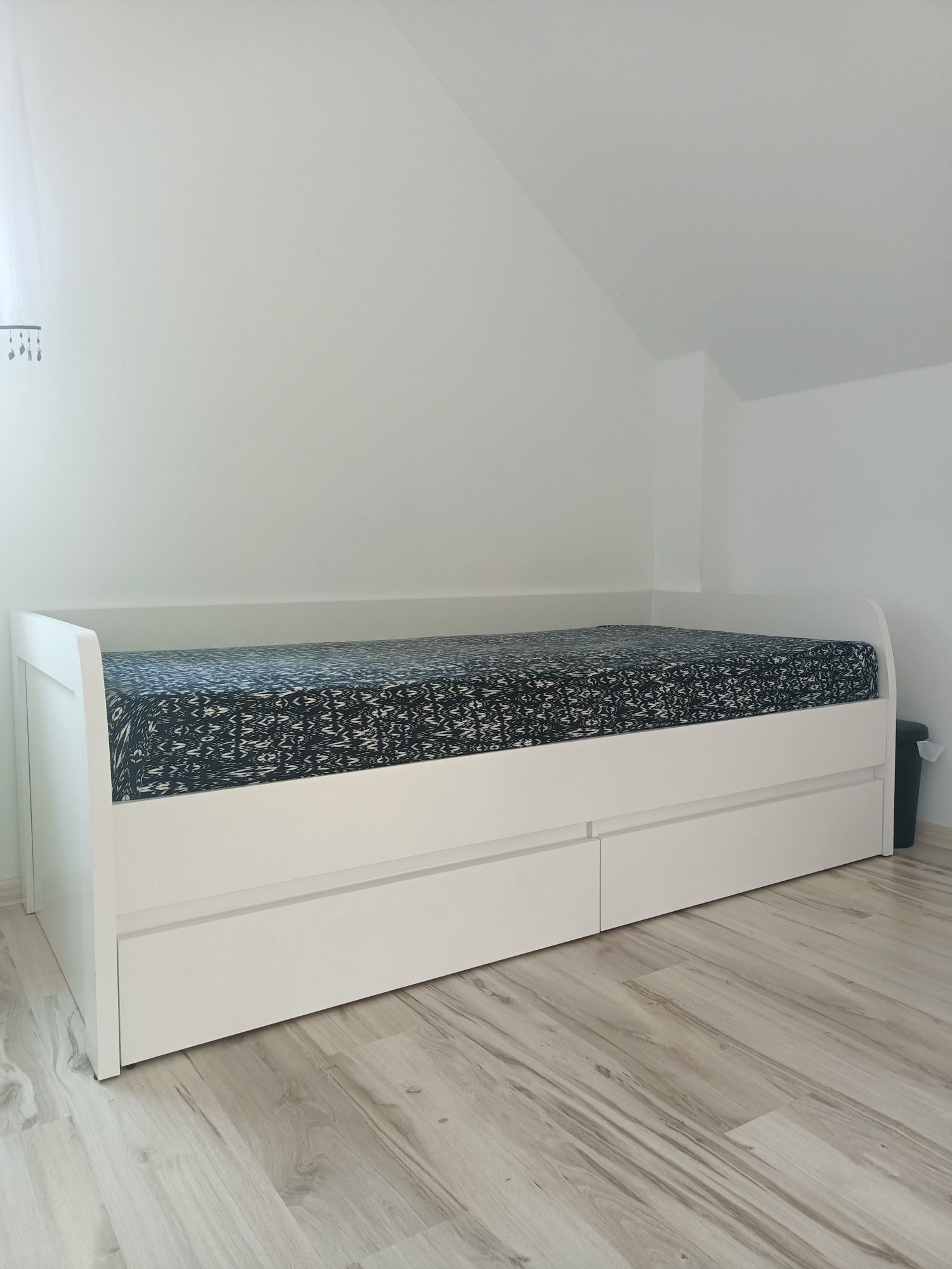 Łóżko młodzieżowe  90 cm na 200 cm stan bardzo dobry