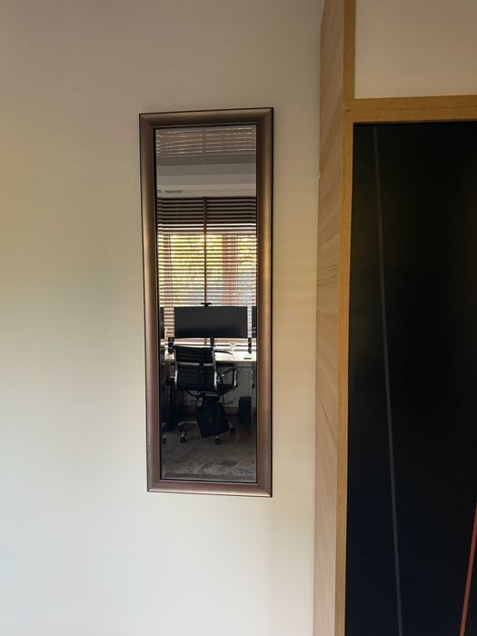 Lustro jak nowe, duże, wykończone śliczną ramą, z ornamentem na szybie