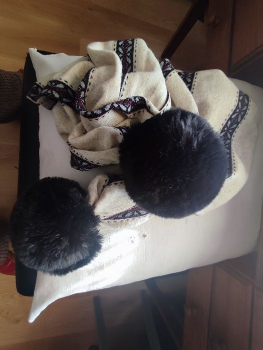 Cachecol com pompons italiano