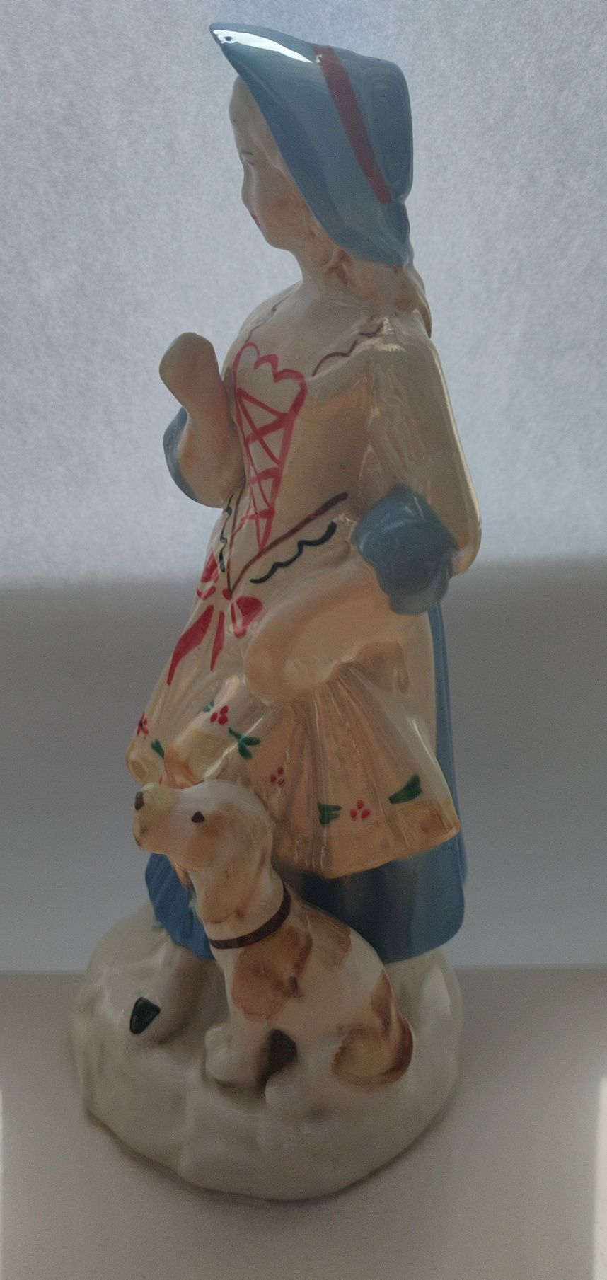 Porcelanowa figurka "DZIEWCZYNA Z PSEM"