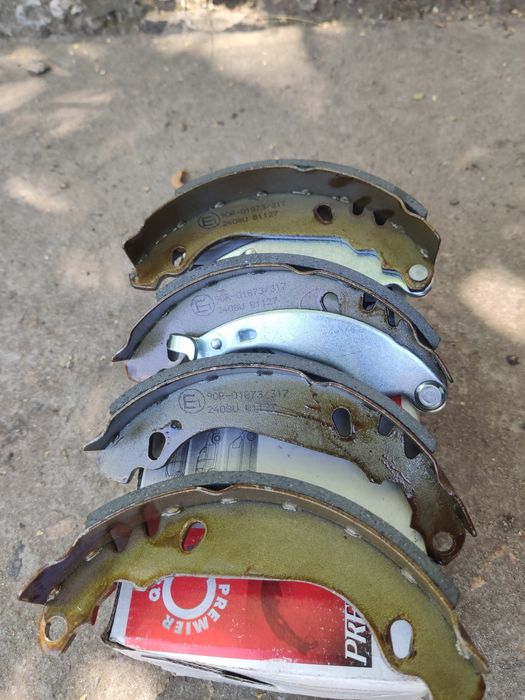 Продам гальмівні колодки Ferodo барабанні задні