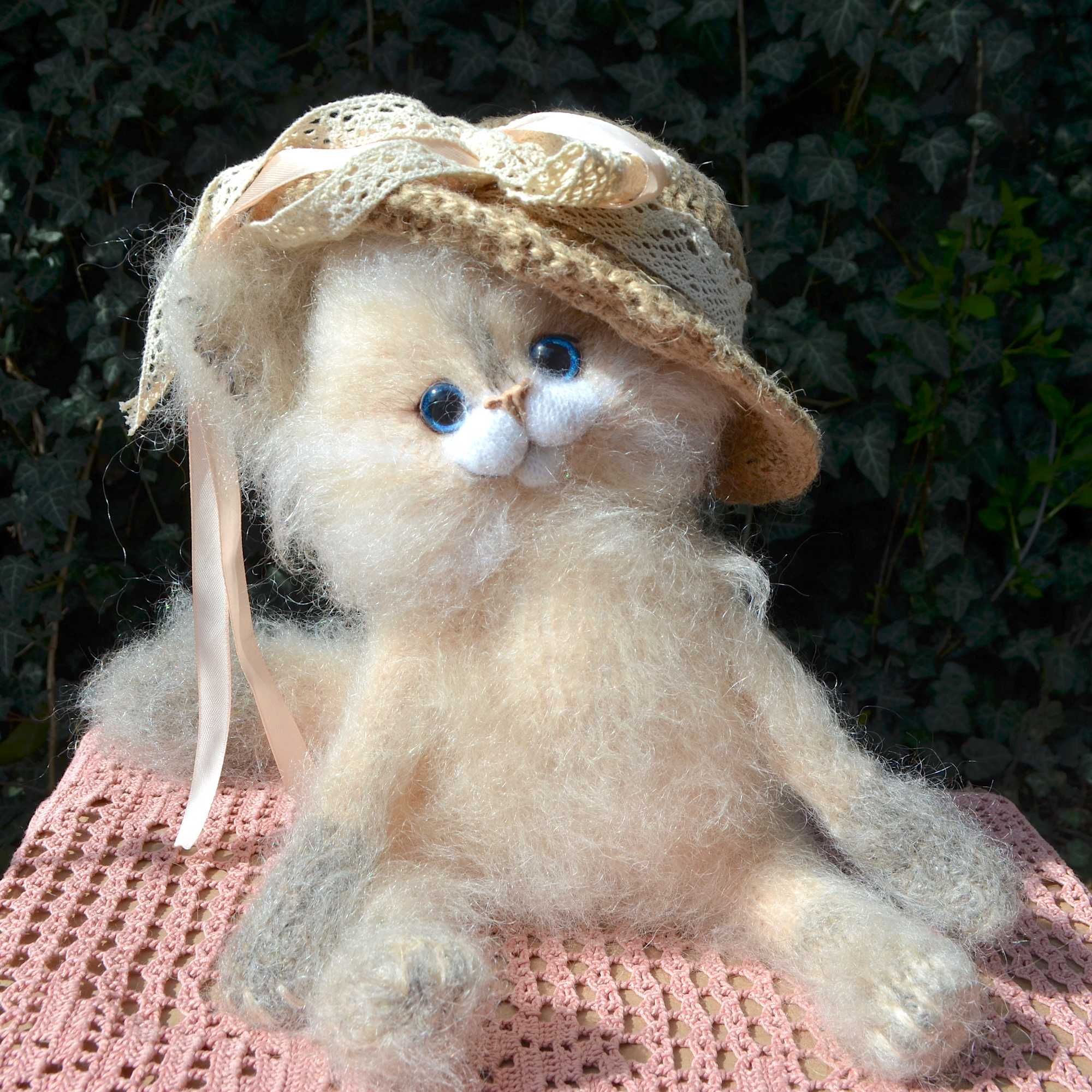 Пухнаста персикова сіамська кішка, декоративна іграшка