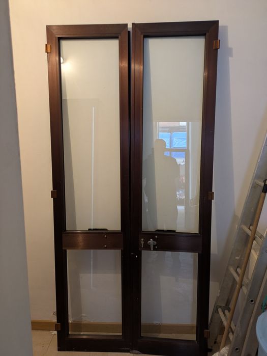 Conjunto de duas portas com vidro, com chave original mas sem aros.
