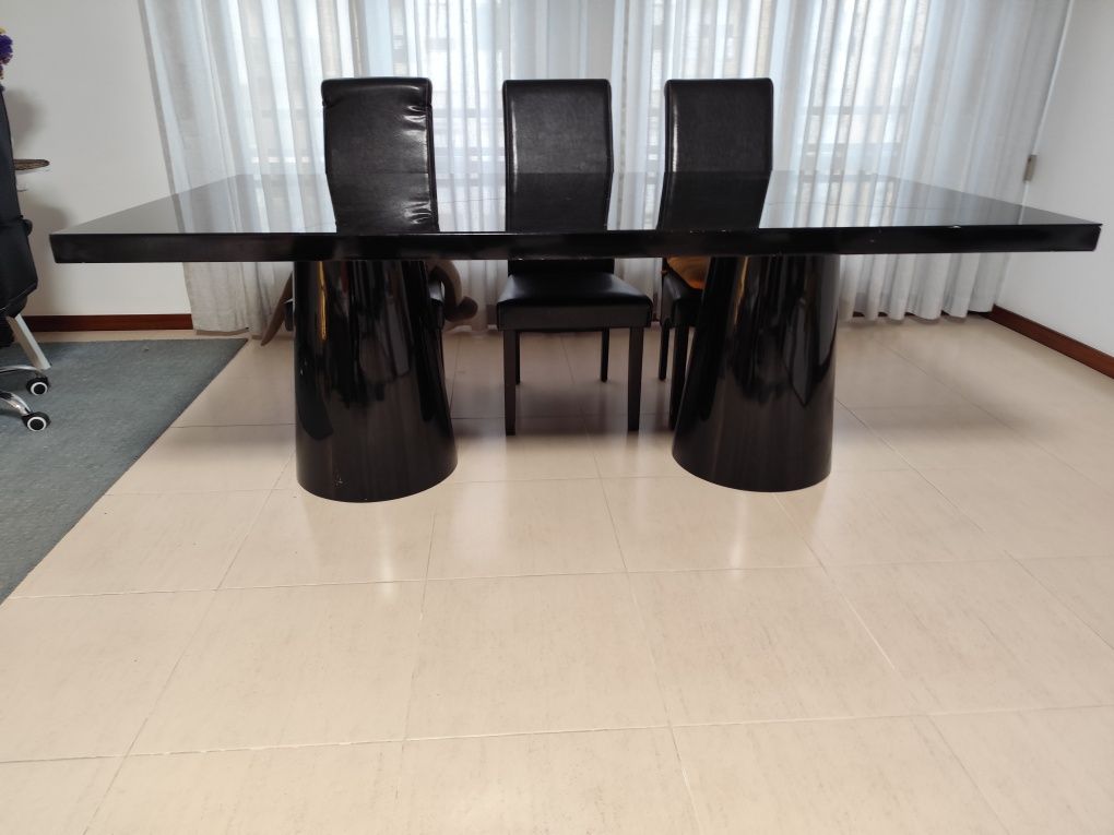 Mesa e cadeiras variáveis