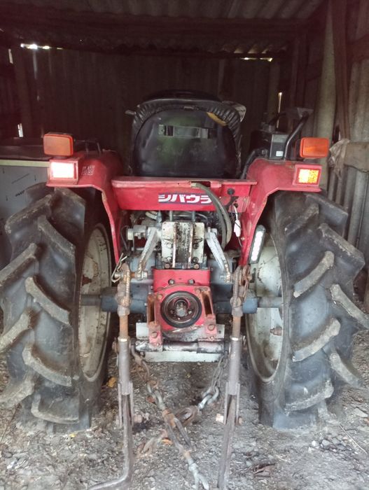 трактор Shibaura P17f в робочому стані з додатковим обладнанн