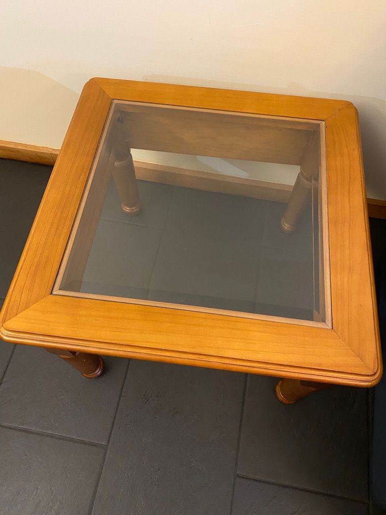 Mesa de centro de sala em pinho