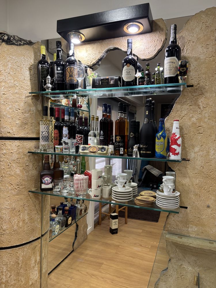 Bar espelhado com prateleiras em vidro