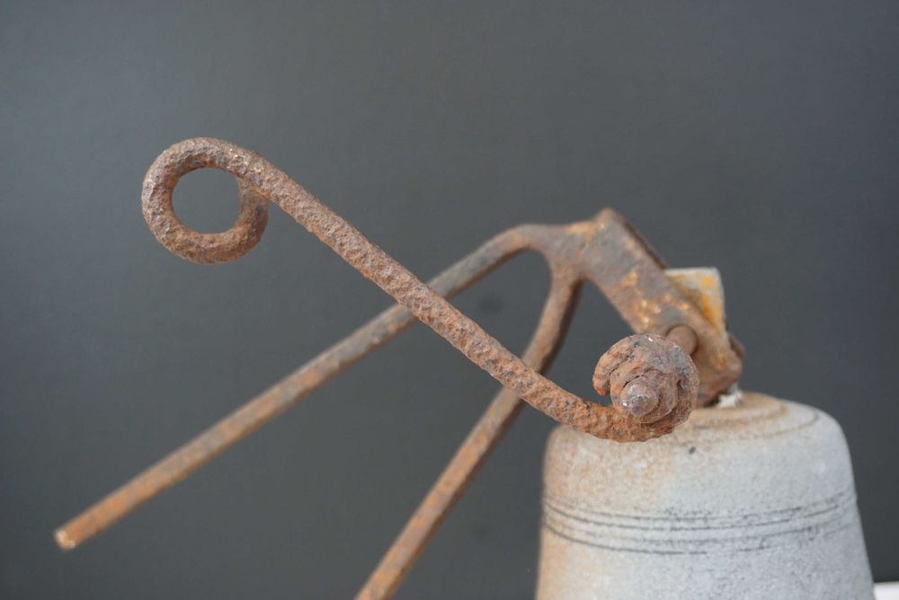 Zabytkowy żeliwny dzwon dzwonek ścienny klasztor szkoła