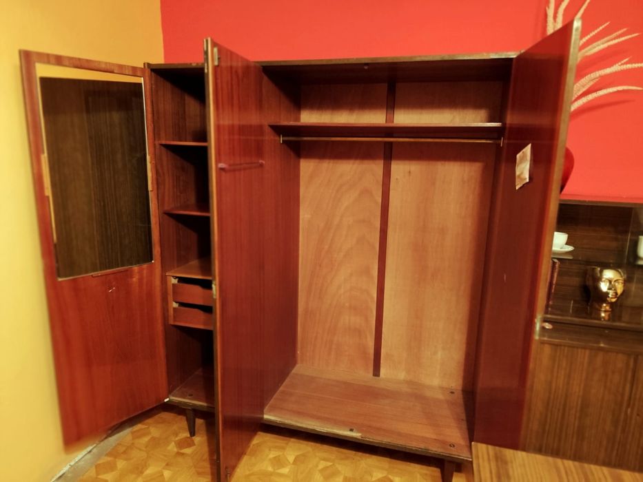 Meble drewniane z połyskiem