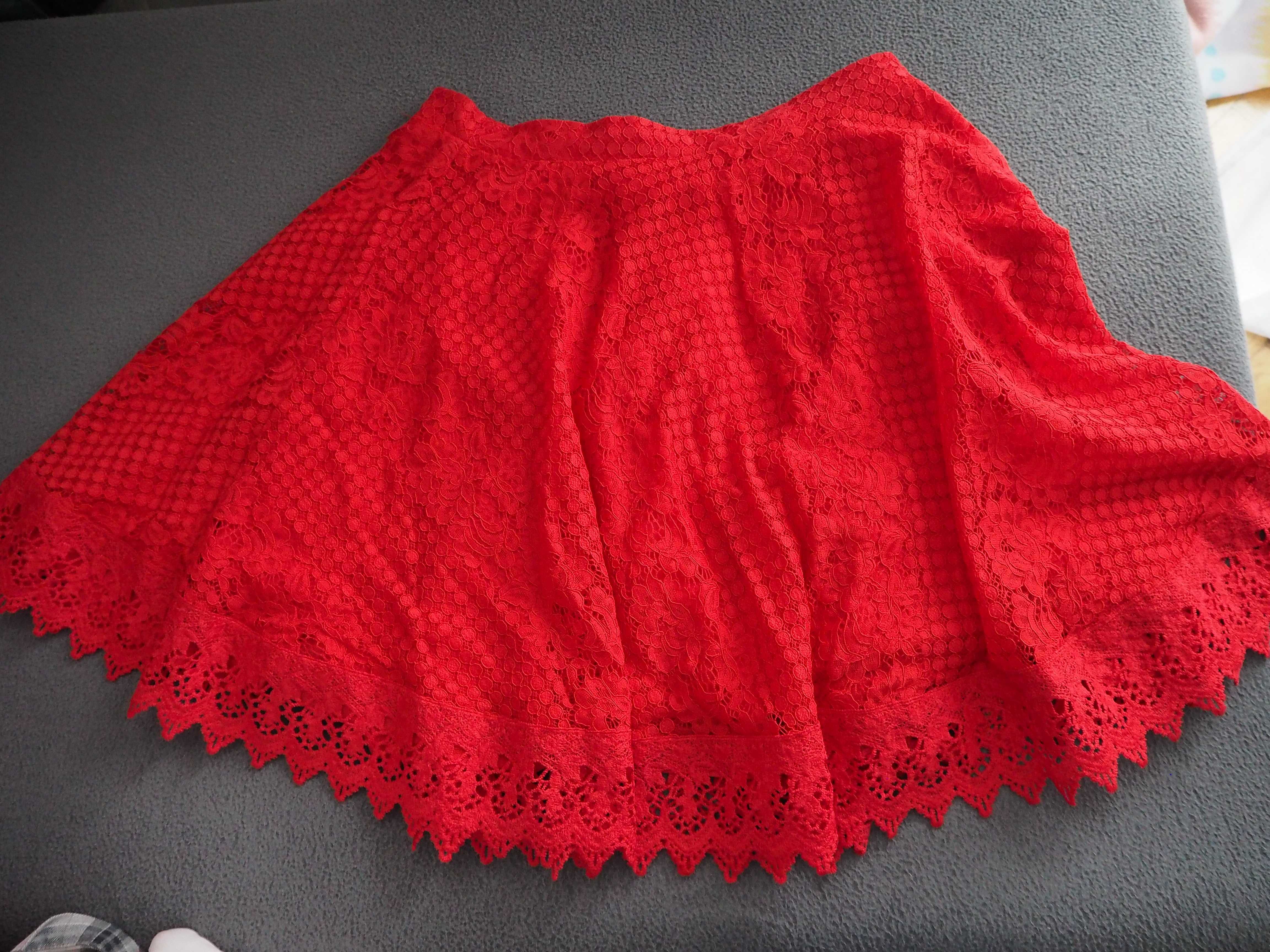czerwona gipiurowa spódnica