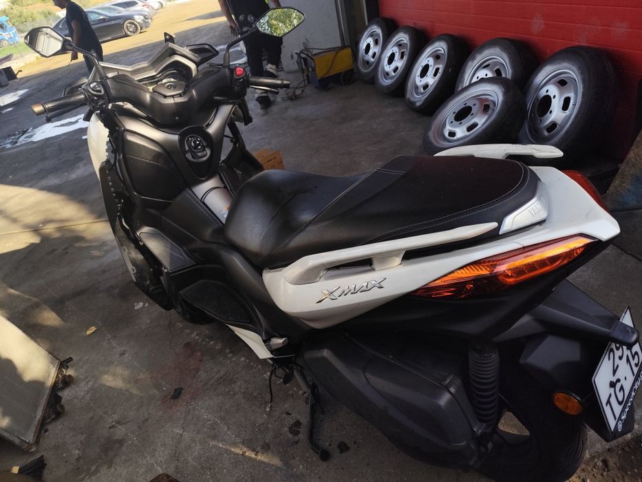 Yamaha XMAX 300 acidentada