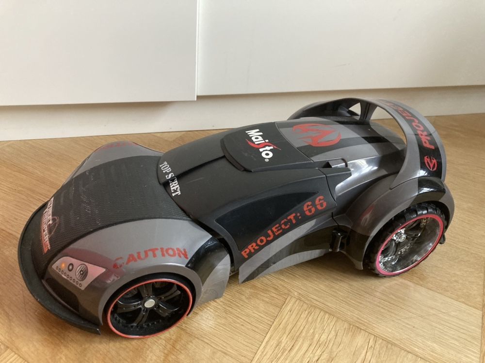 Samochód sportowy z wyrzutnią typu transformers