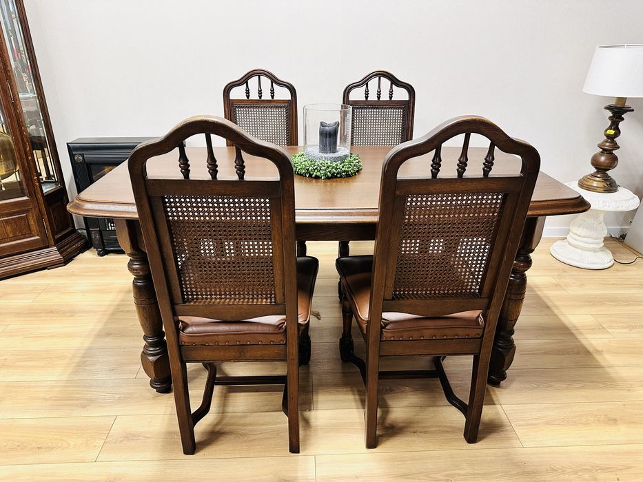 W 100% dębowy stół z 4 krzesłami ze skórą i rafią :)