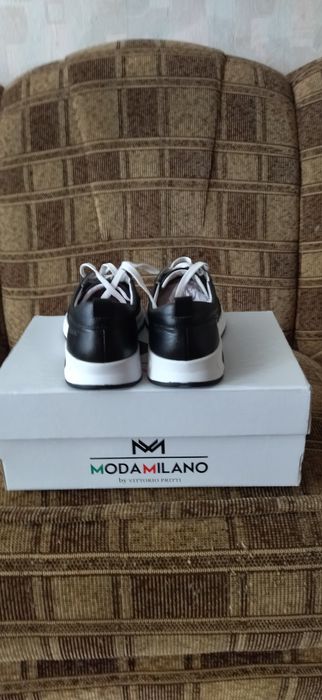 Нові жіночі шкіряні кросівки