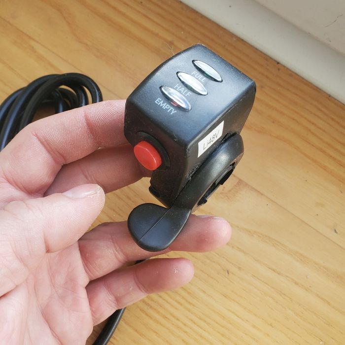 Важільна ручка газу з индикатором заряда  і кнопка пуска