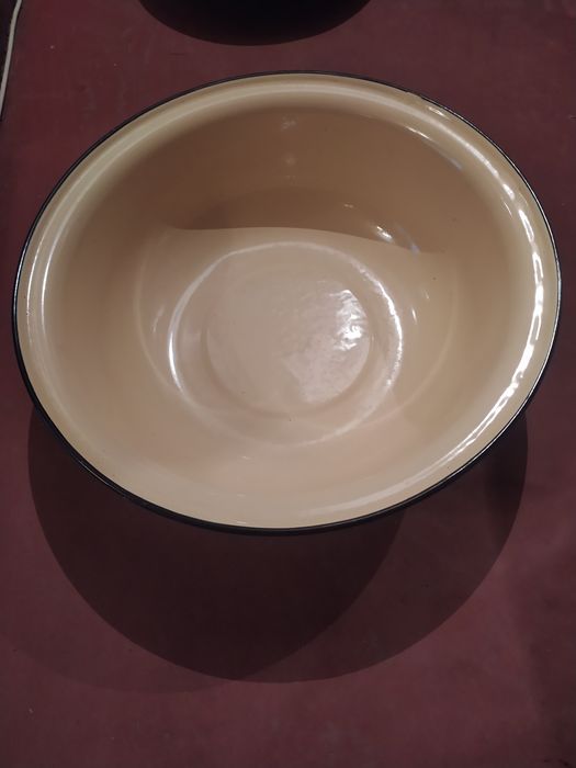 Емалірована миска.